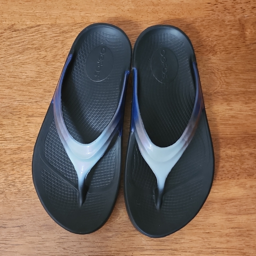 OOFOS Women's Black and Blue Sandals